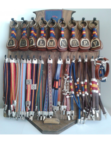  LLAVEROS  INCIAL Y PULSERAS VARIADAS